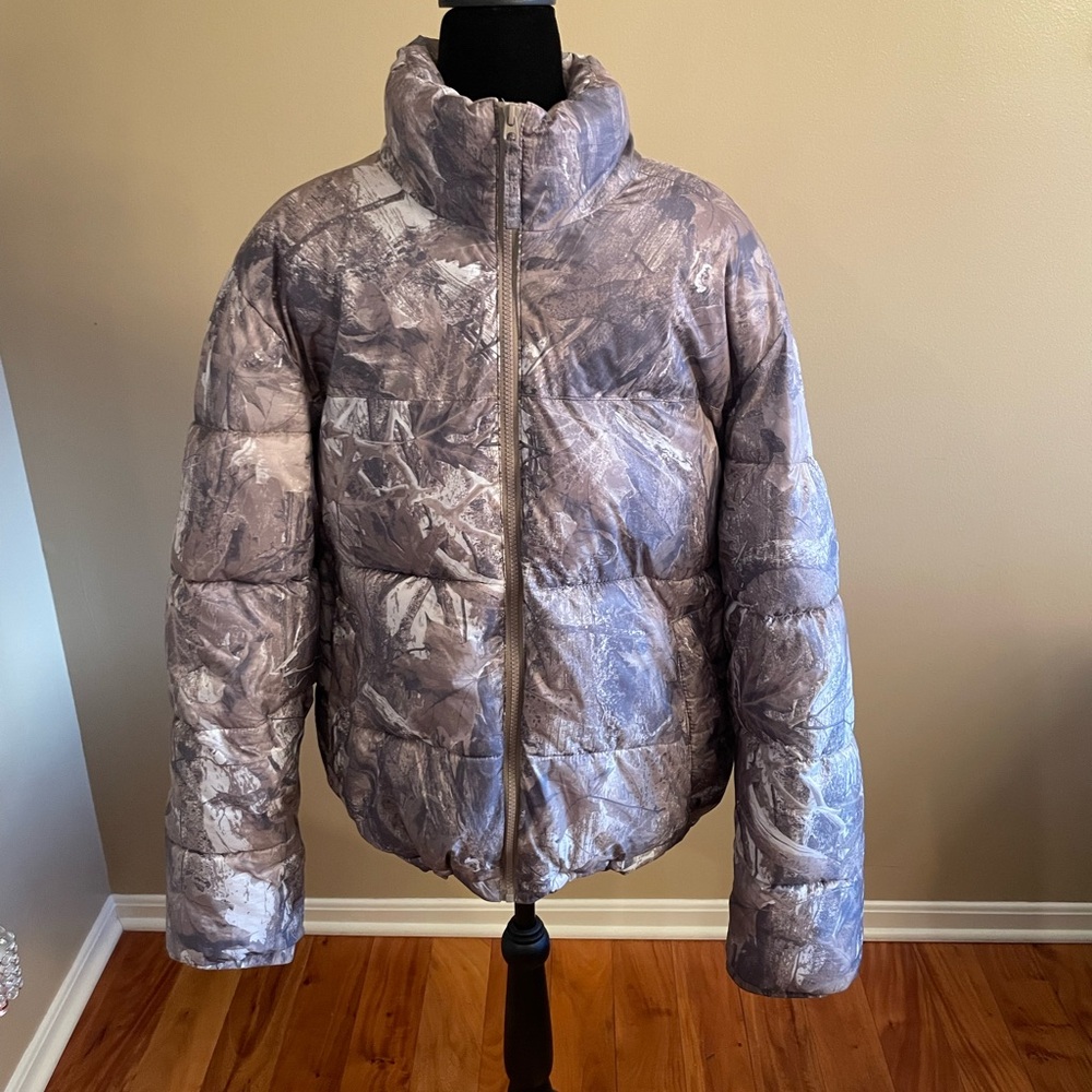Hollister Gray, Tan & White Camo Jacket. Son wore it five times. Excellent.